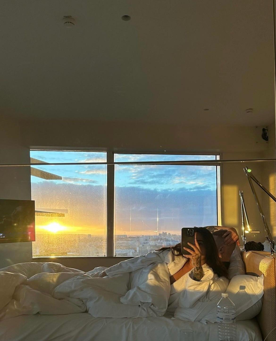 人性最大的恶，就是“恨你有，笑你无；嫌你穷，怕你富。”
人和人第一次见面，首先打