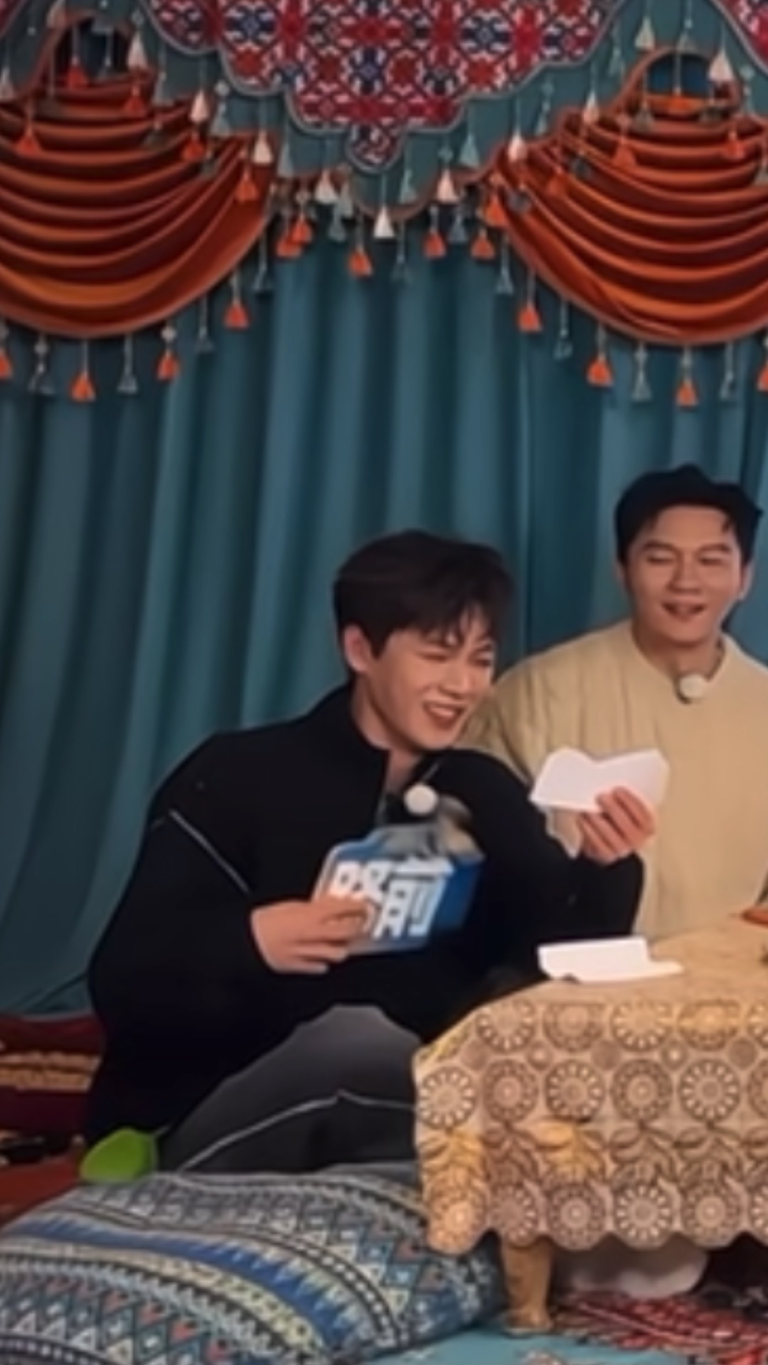我要被这个李昀锐笑晕了！用新疆口音官宣奔跑吧定档，手里拿着话筒牌当扇子模仿烤羊肉