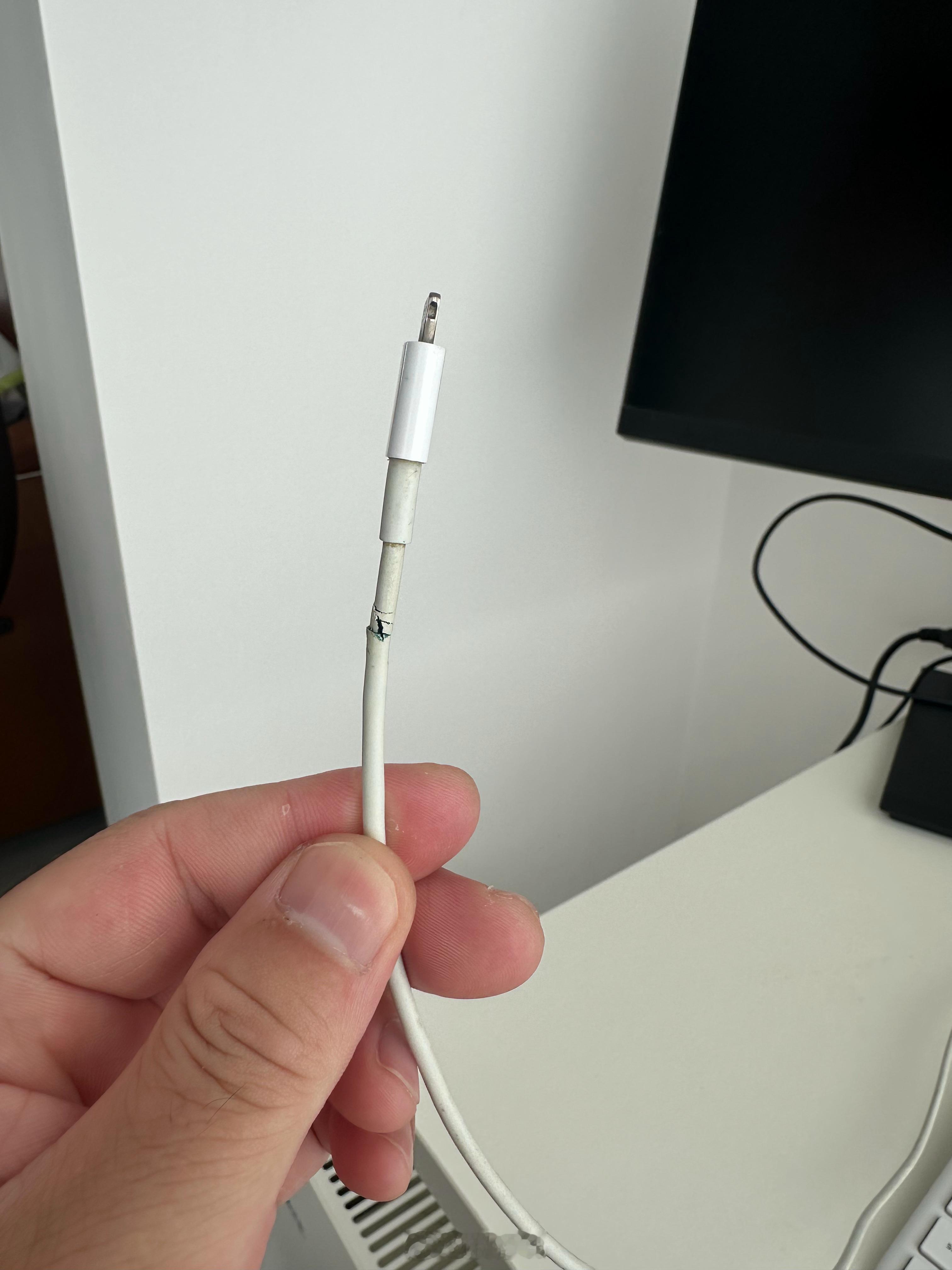 iPhone充电线真是容易断啊！非原装的都没这个毛病[允悲] ​​​