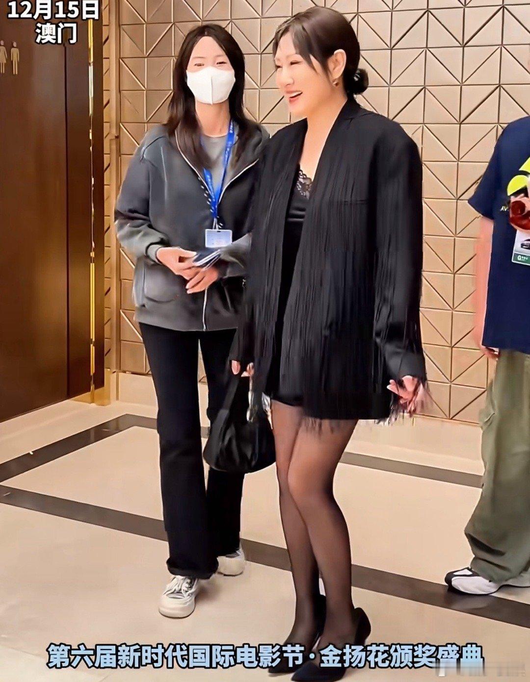 其实张凯丽现在活的这么开心挺好的，人家爱怎么穿就怎么穿吧 