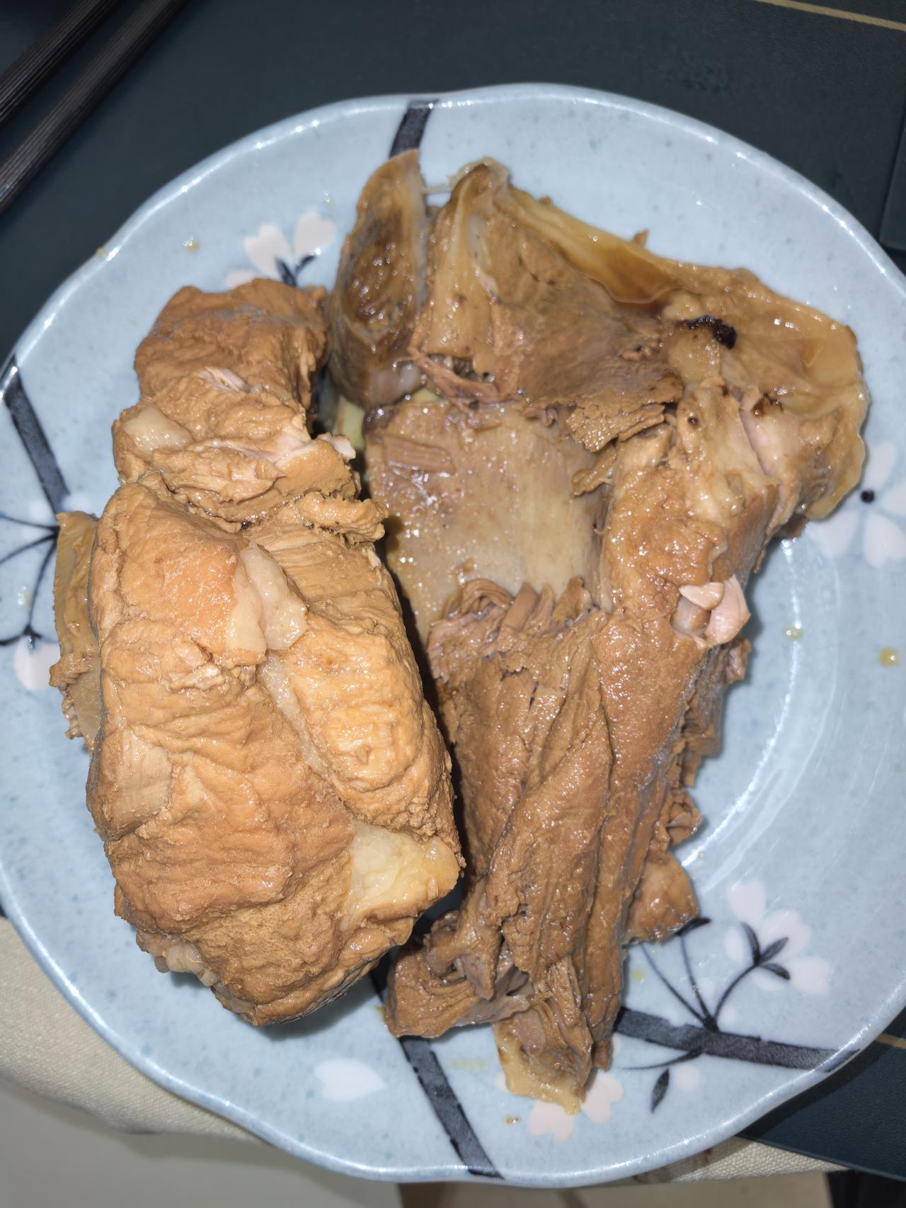 晒图笔记大赛这就是我的午餐：用卤汁煮的半块猪扇子肉，一块猪里脊。西北人就是老了，