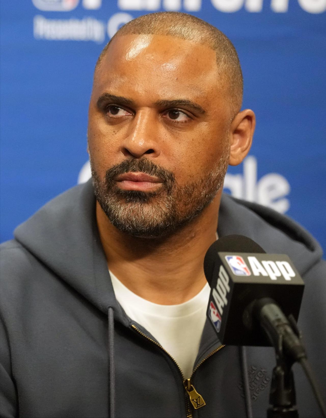 乌度卡的“魔鬼”操作：
22年防库里：沉退防守
26年防詹姆斯：双人包夹

就怎