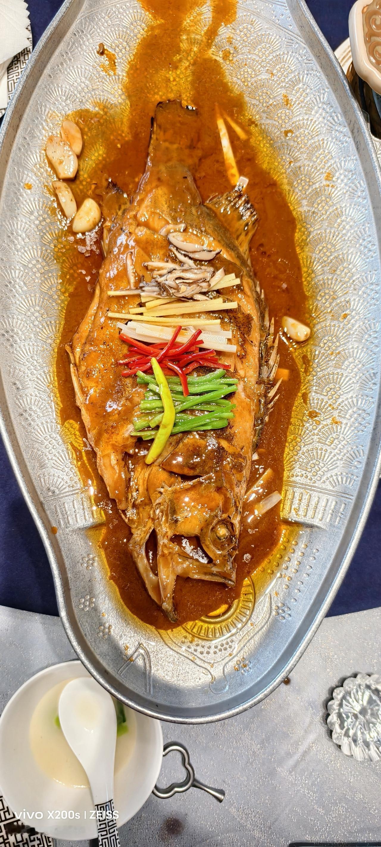 每次回老家，都是妹妹抢着买单，昨天她又点了一桌子家乡菜……

回老家的次数不多，