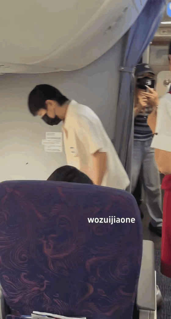 哇哦，好羡慕可以坐在莎莎旁边的小姐姐啊。
什么都不想，只要默默地看看莎莎就行了，