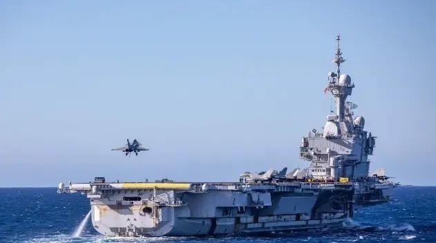 福特号航母撤退后，法国派了戴高乐号刷存在感，以为躲得挺好，结果一名水兵在航母上跑