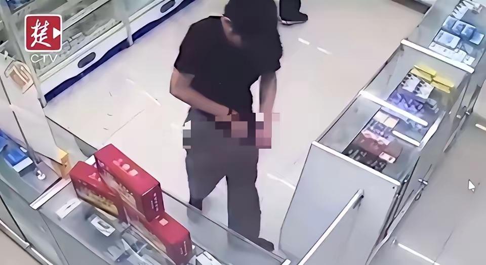 一男子从药店买了一盒“伟哥”，吃完却发现没有任何反应，他觉得药是假的，为了报复药