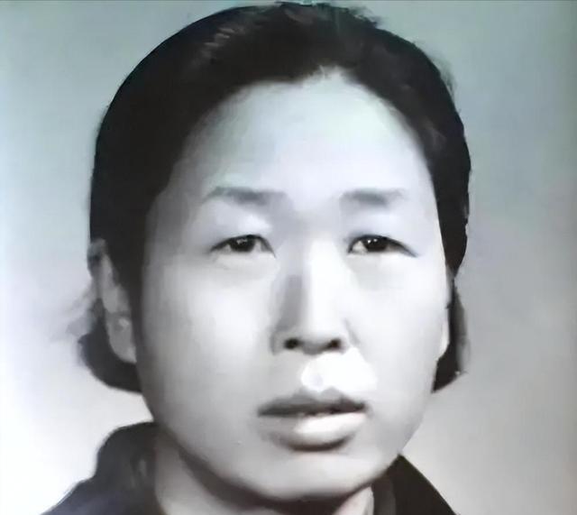 1977年底，原中组部副部长高淑兰被中央免去职务。她收拾好办公桌上的私人物品，交