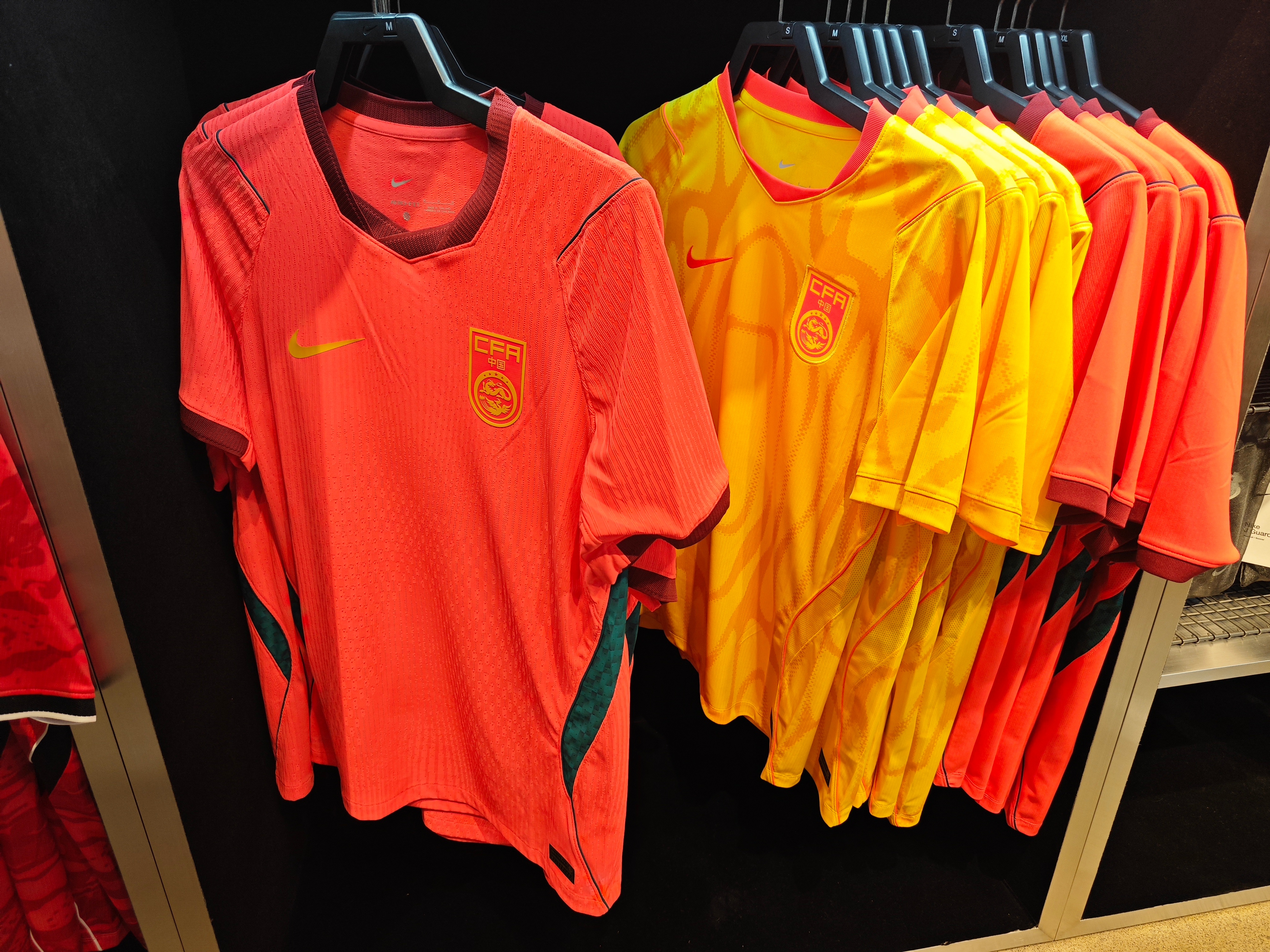 国足主场球员版、球迷版、客场球迷版补货到（上海淮海中路店）贤聊球衣耐克国足
