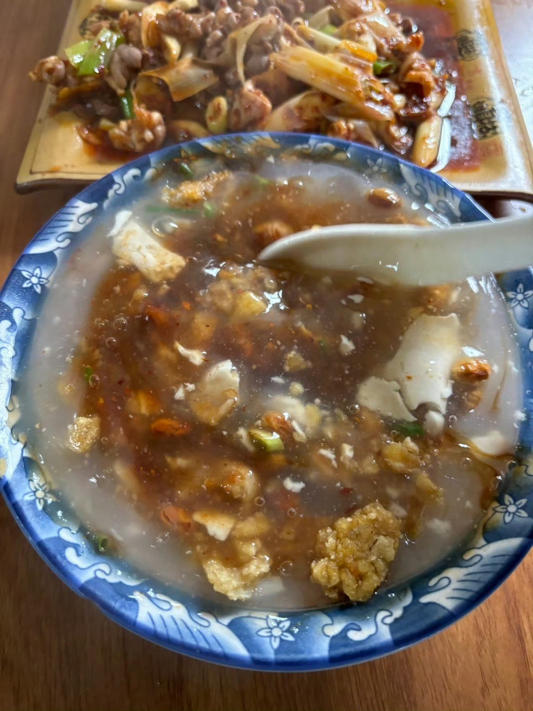 路径乐山·杨湾，吃爆炒、豆腐脑。火爆牛胸膘、火爆肚花、豆腐脑。 
