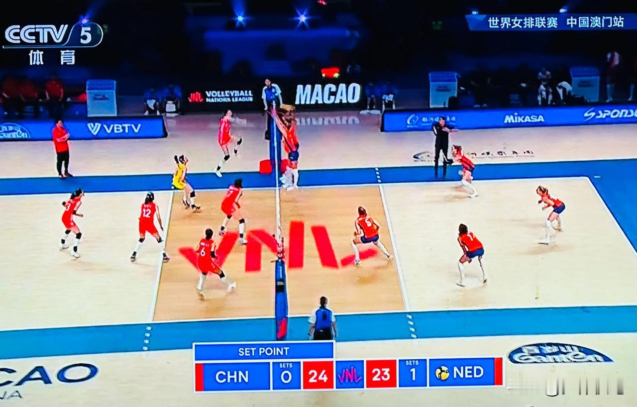 25-23，中国女排惊险拿下第二局，目前与荷兰女排战成1-1平！央视体育频道正在