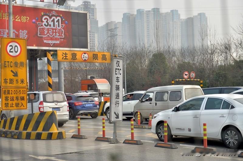 震惊！如今，有些人占起便宜来简直无所不用其极。湖北一位女司机过收费站时，一辆白车