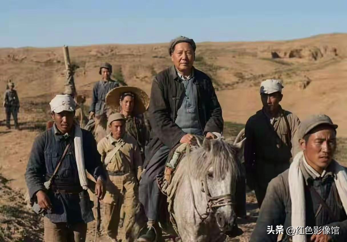 这是毛泽东同志转战陕北时期的影像，他乘骑小青马行进在黄土高原，身边有警卫随行，记
