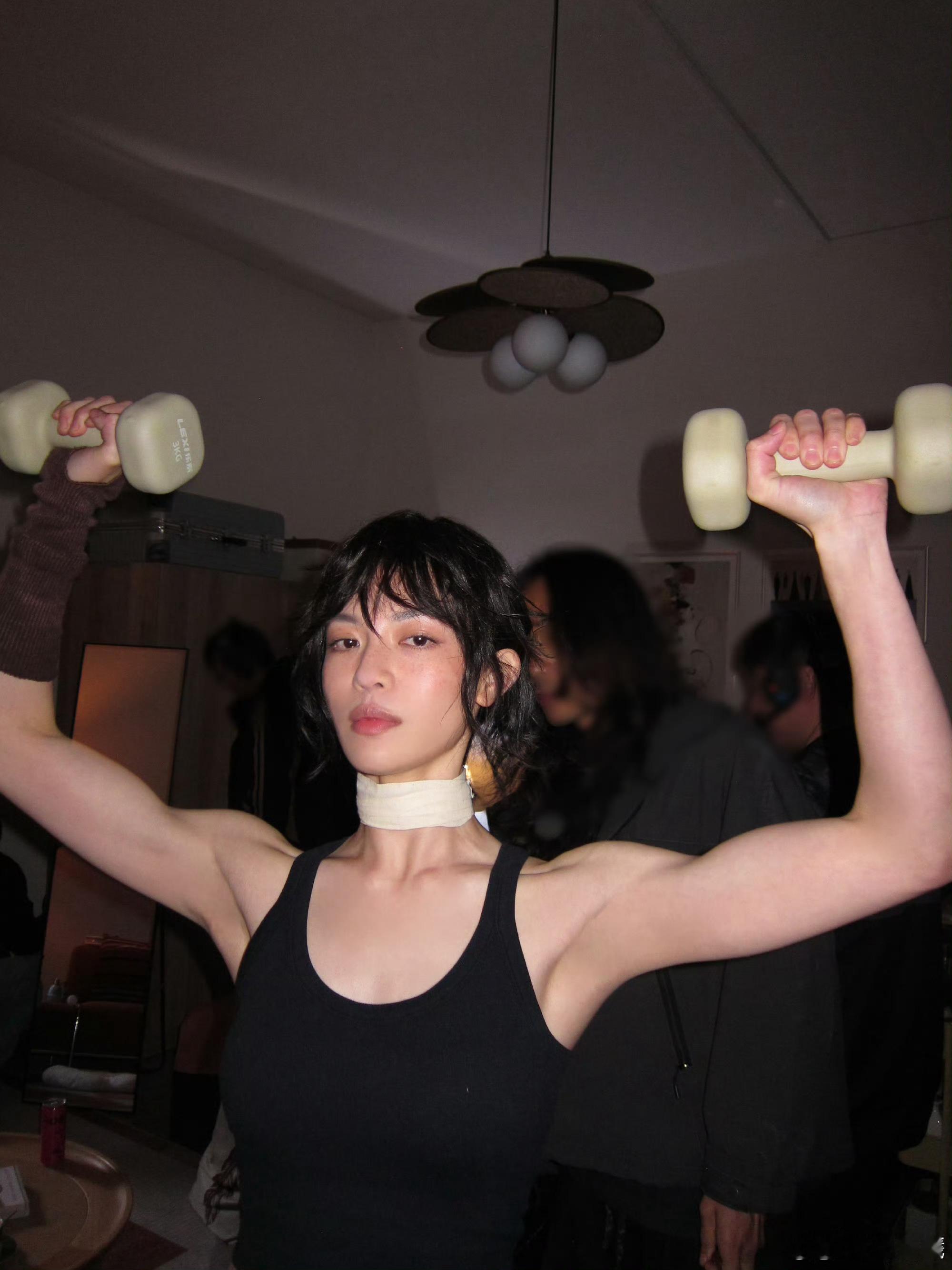 钟楚曦晒明日乐园杀青照钟楚曦明日乐园杀青明日乐园杀青 钟楚曦明日乐园杀青啦从杀青