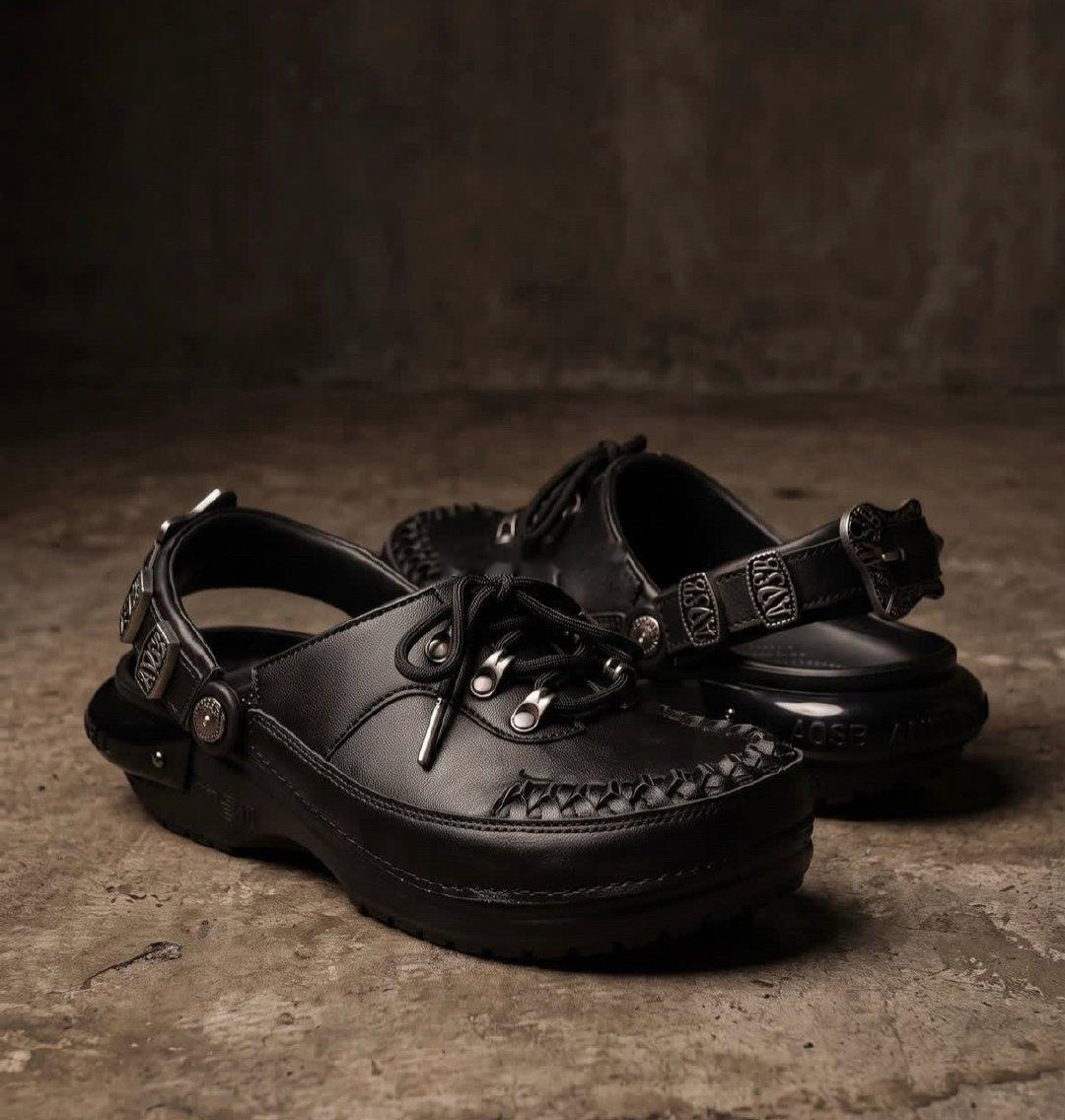 Andersson Bell x Crocs 新联名，直接把洞洞鞋鞋体重组——攀