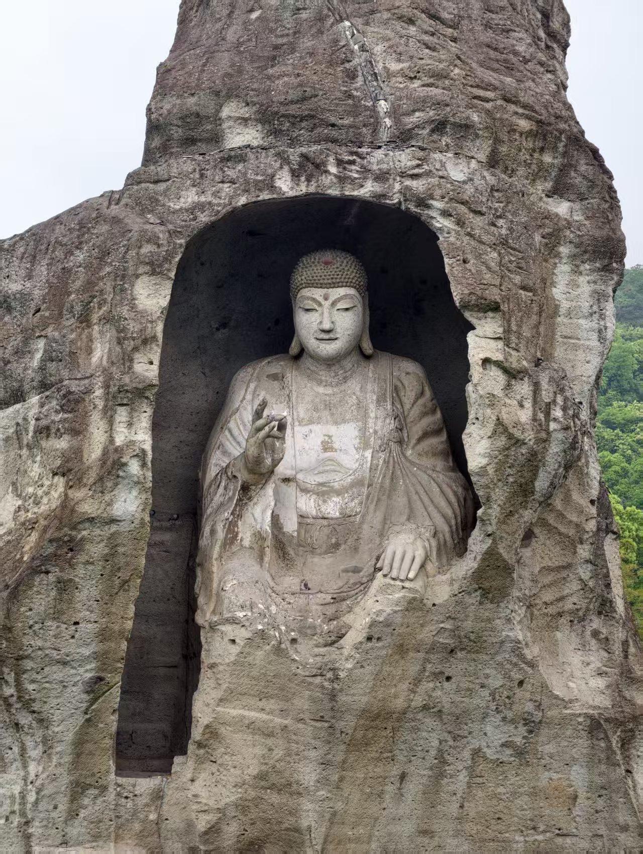 徐州这边农村喜欢丧事大办，葬礼一般要三五天，现场鞭炮齐鸣乐队唢呐喧天，办个百十桌