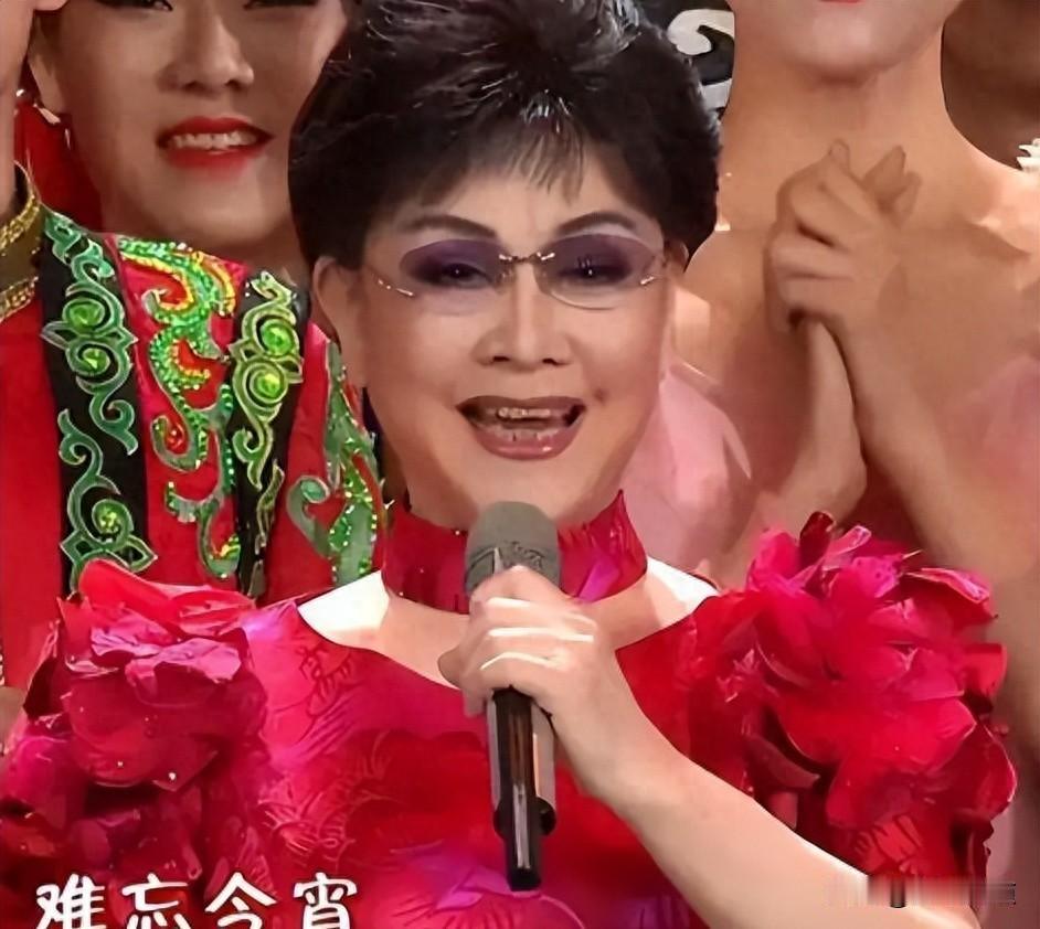 81岁李谷一没上春晚，身体真扛不住了，那首歌还在播。
今年除夕夜，电视里《难忘今
