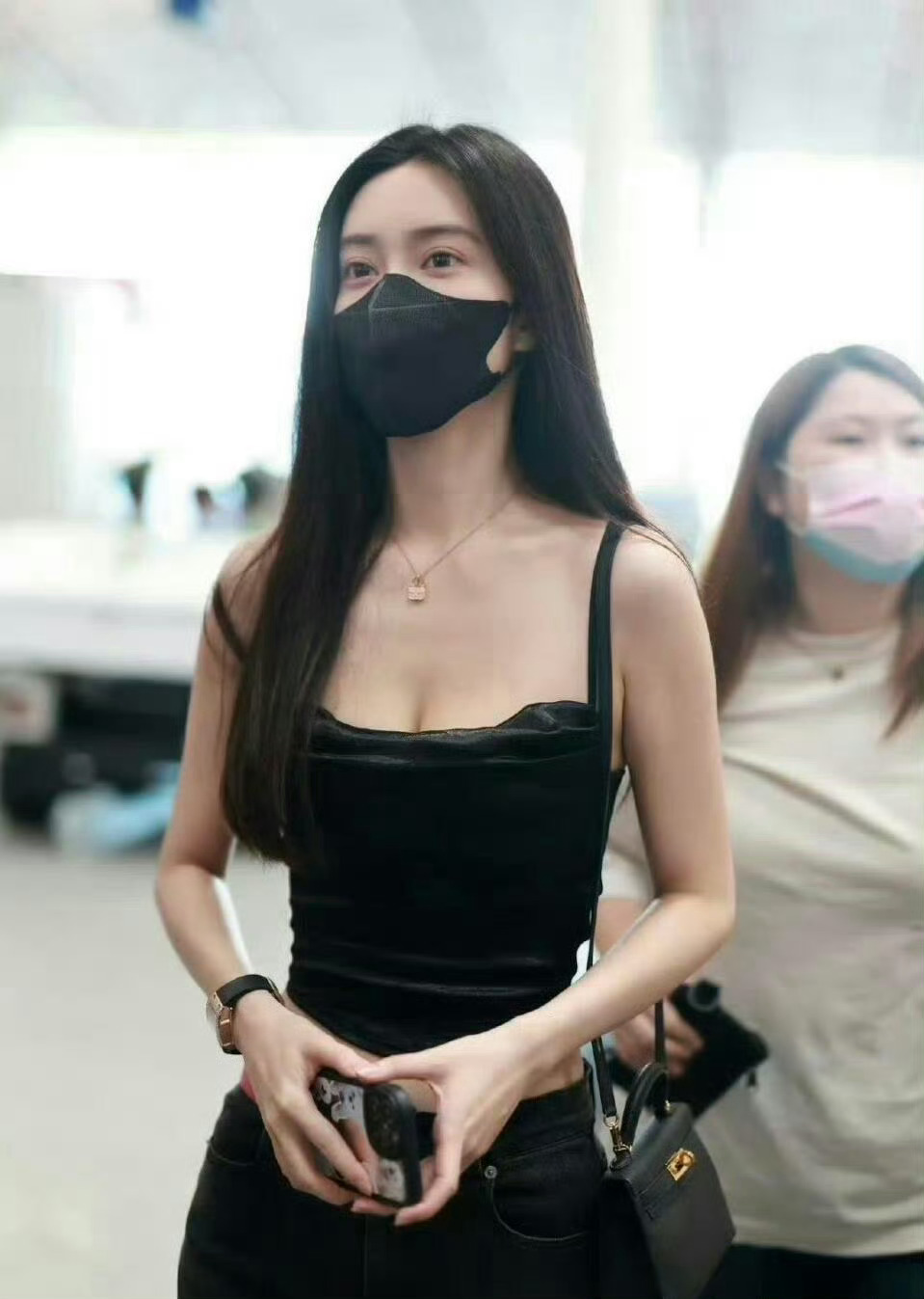 孟子义这个腰臀比太绝了吧，只看背影就会觉得是大美女的程度，好羡慕啊！！孟子义身材