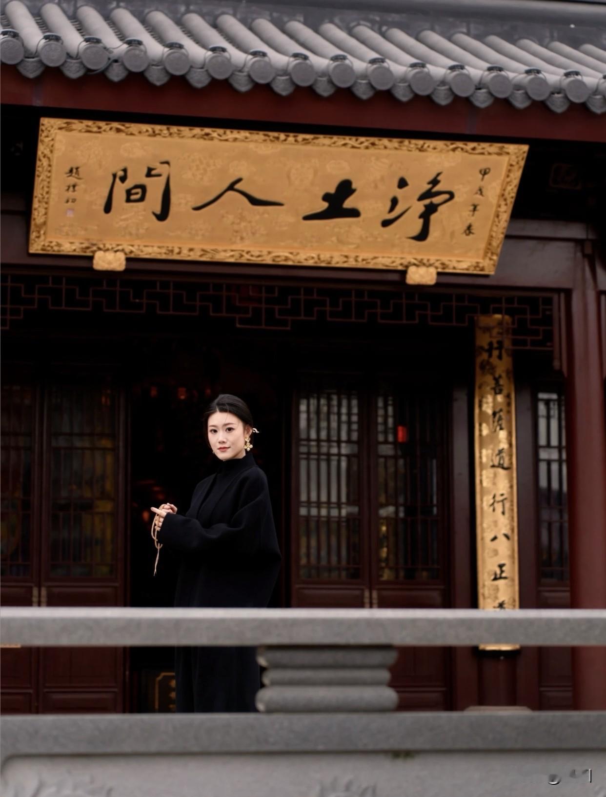 面料很关键，粗花呢、缎面、羊毛混纺等质感面料能提升气质。不同裙型气质也不同，包臀