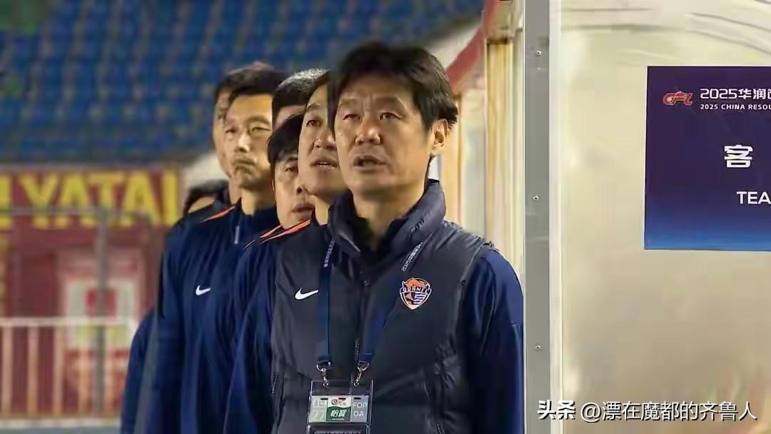 祝贺李霄鹏保级成功！老乔还是有主见的，没有受青岛球迷影响炒掉李霄鹏。
这不，回报