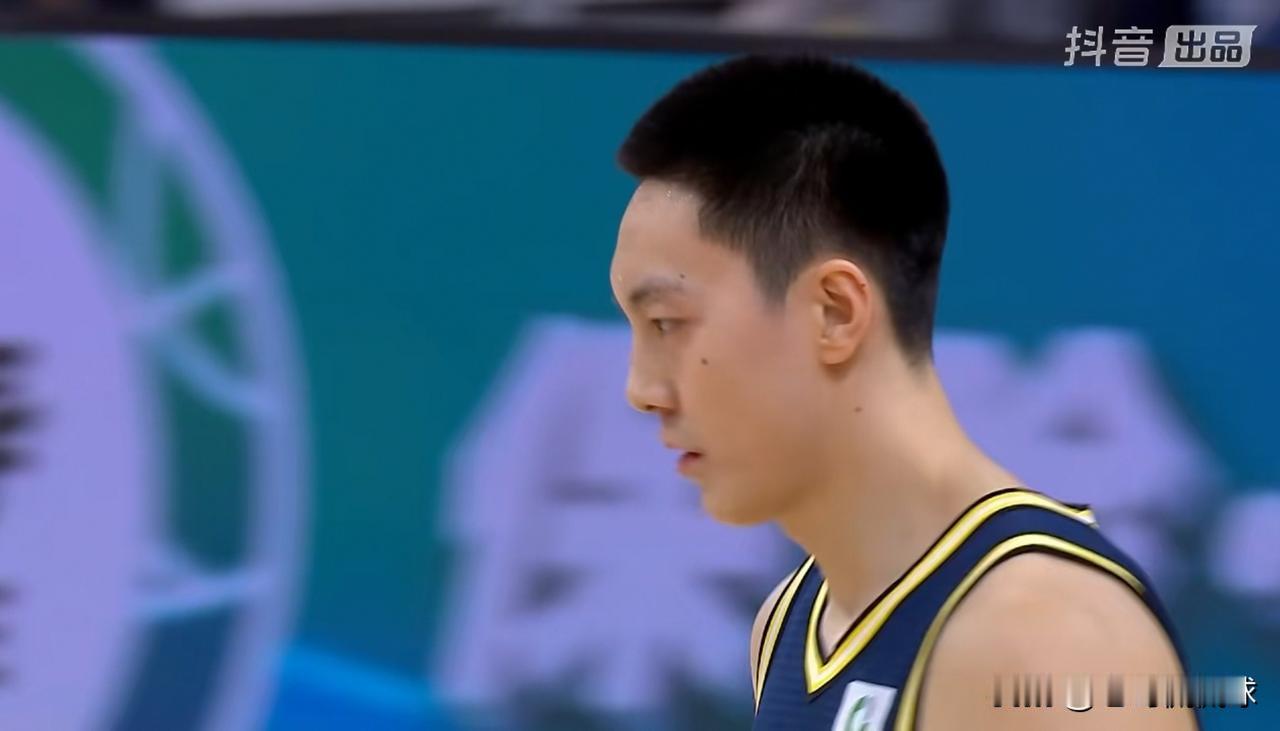 广东东阳光巨星胡明轩又迷失自我了！在今天广东东阳光主场迎战天津先行者的比赛中，目