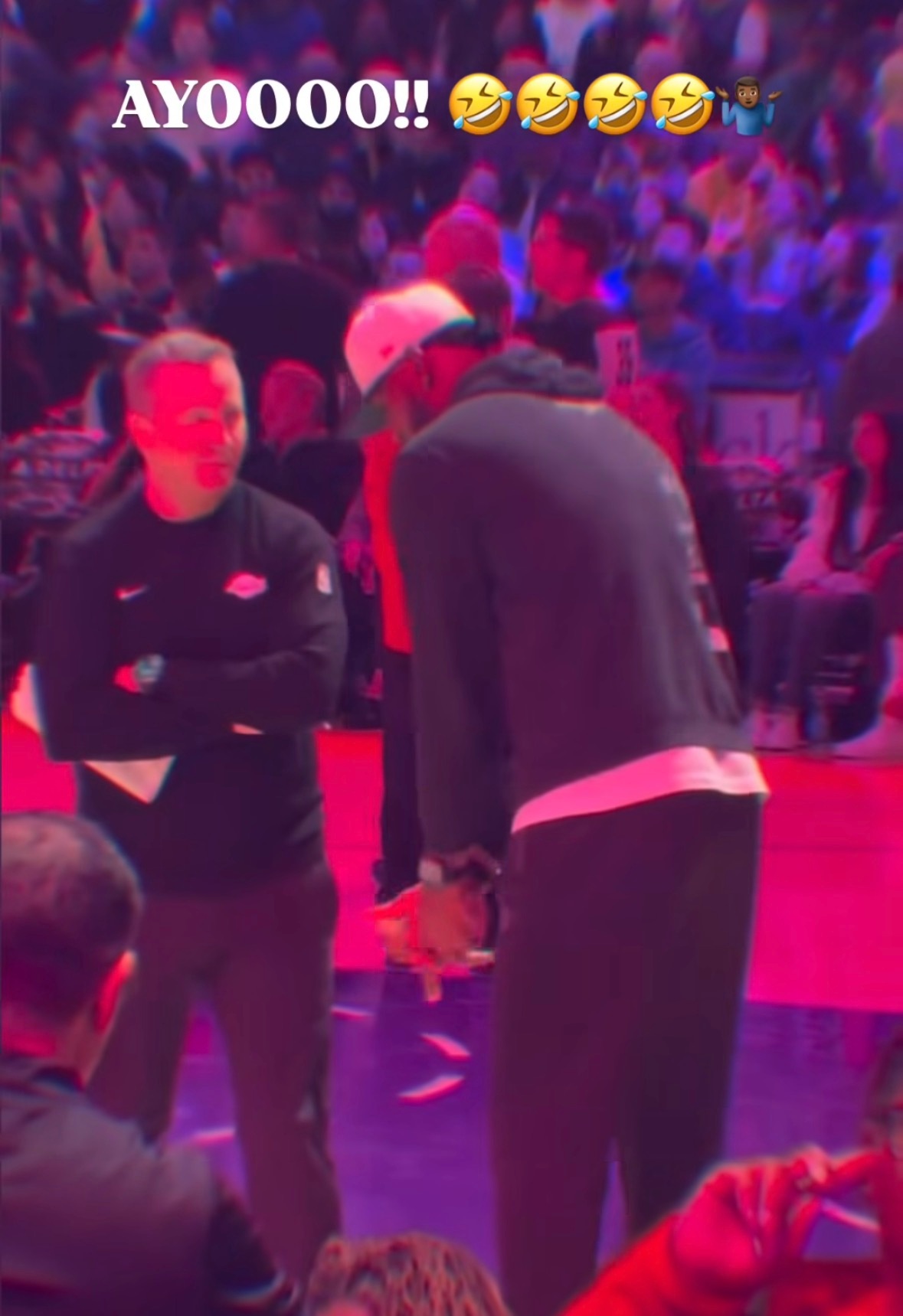 好家伙，詹姆斯和布鲁克斯搁这讨论高尔夫球技呢。洛杉矶湖人nba