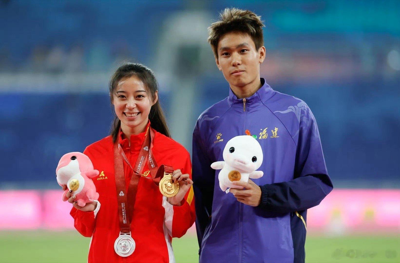 刘峡君与何锦櫶官宣恋情太甜了