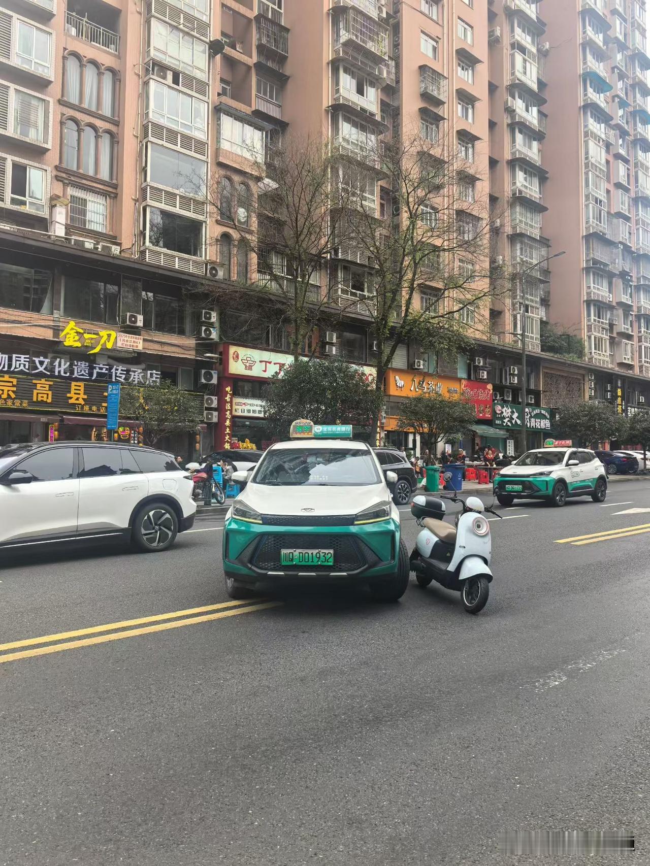 来自宜宾网友；真的有人50元拿出来都很难！昨天被这个的士撞倒了，还好人没事。我的