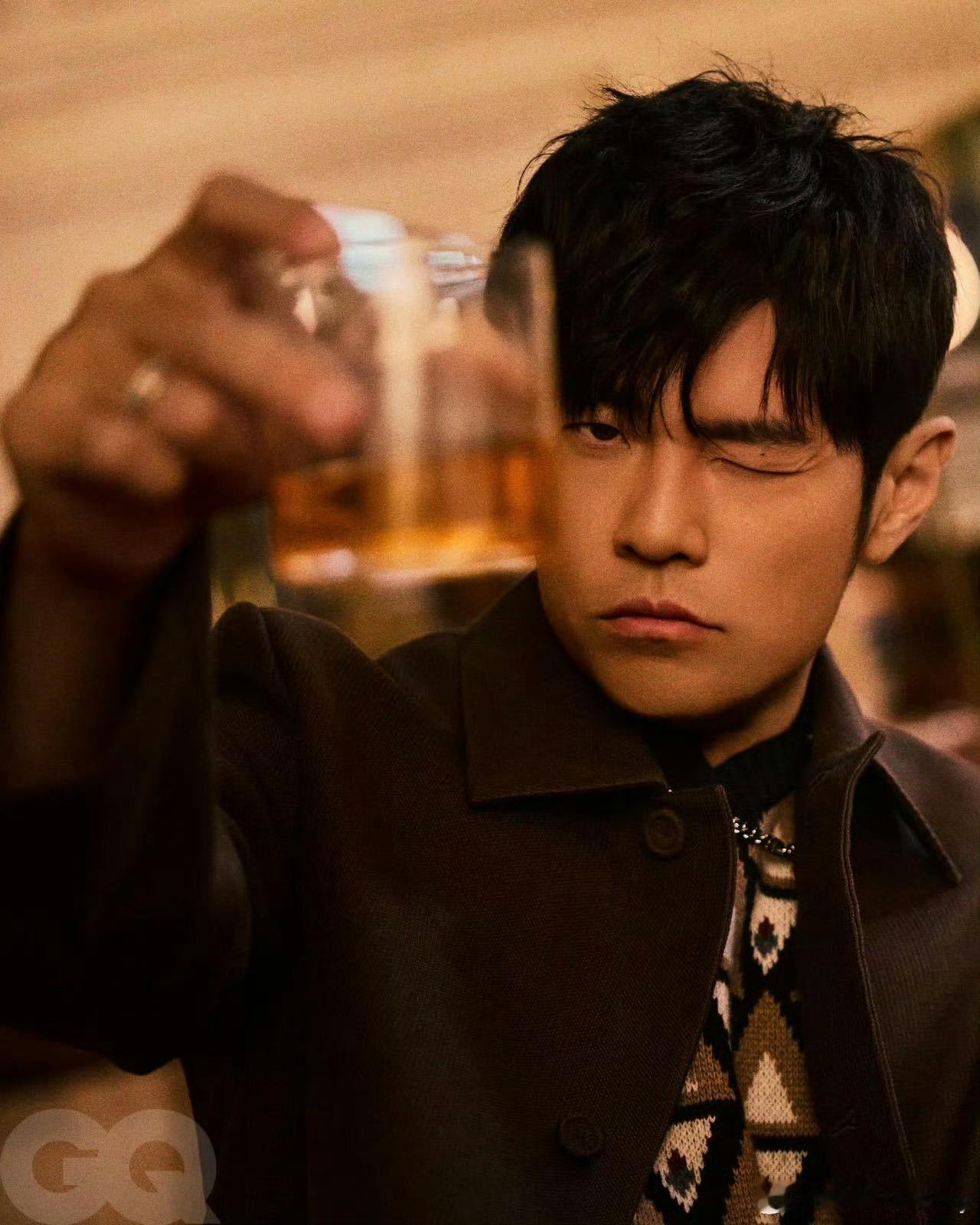 看得出周杰伦是团宠最近含伦量爆表，走到哪都能刷到偶遇周杰伦，全民都在偶遇！国民度