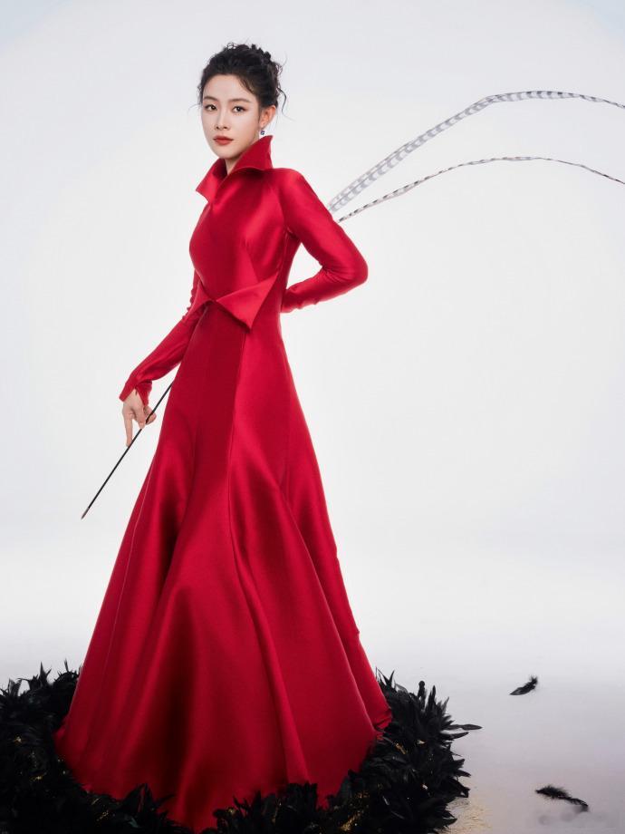 陈丽君高定红裙陈丽君 耀眼红玫瑰看惯陈丽君的戏曲扮相，再看这套红裙，眼前瞬间一亮