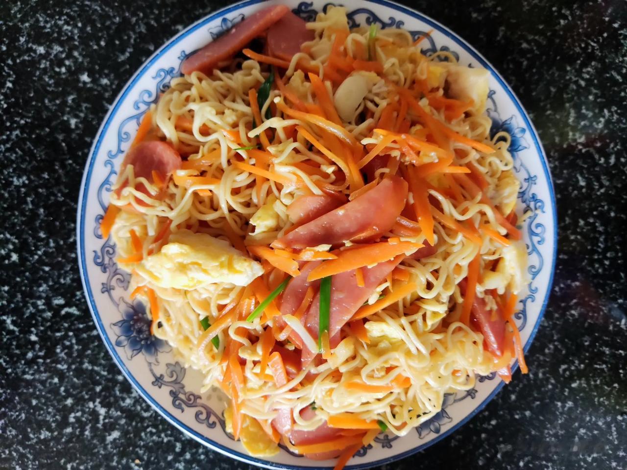 今日早餐
炒面+白粥[大笑]
很开胃哦[奸笑]