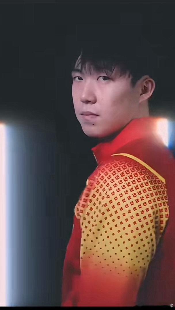 百年乒乓纪录片第一个镜头是王楚钦目前，地球上第一个男单左手世界杯冠军，混双冠军，