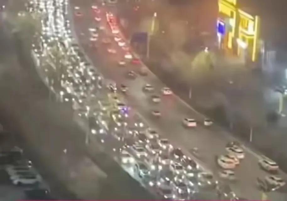 银川怎么了？突然地震那么密集，据说一天之内，大大小小共发生了56次地震。
为啥这