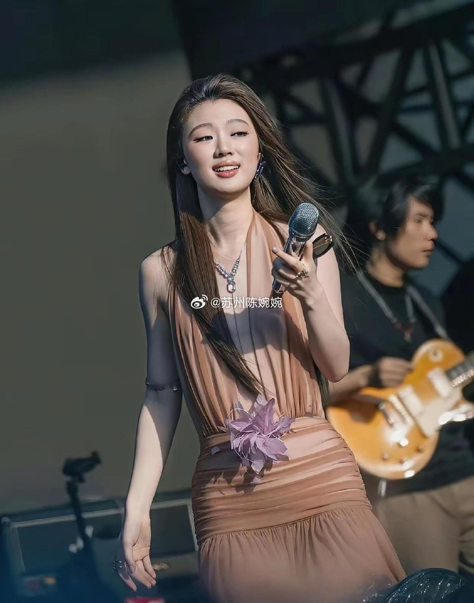 真的好心疼单依纯啊。心里堵得慌，鼻尖酸酸的，明明眼眶已经热了，眼泪在眼眶里打转，