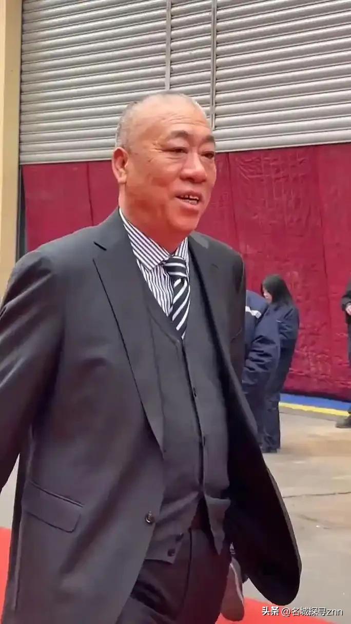 活该人家崔培军挣大钱啊！就在刚刚，崔总安排旗下4000多员工父母旅游，出发前霸气