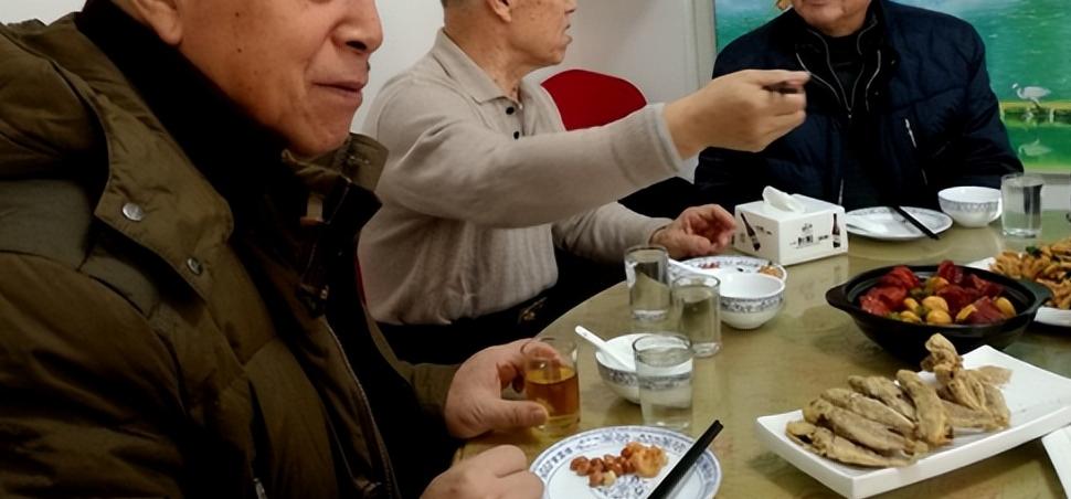 北京某单位6位退休老领导相约每半年聚一次，前几天，他们喝完酒吃饭完准备结账时，看
