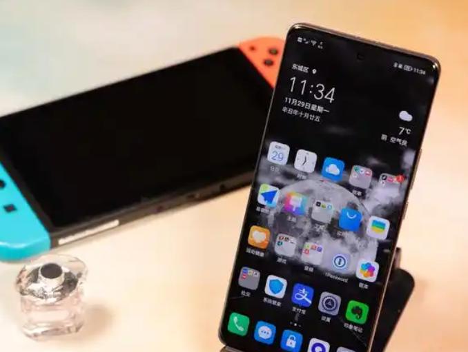 荣耀60 Pro以其6.78英寸的OLED流光四曲屏脱颖而出。依靠81度的侧曲面