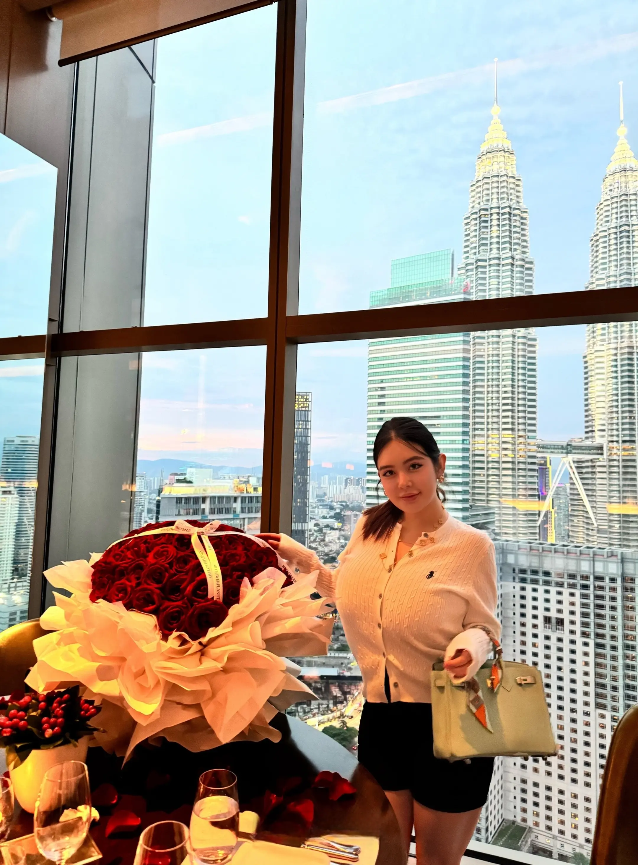 日子怎么可能和谁过都一样呢。 对的人是锦上添花，错的人就是自我消耗。选...