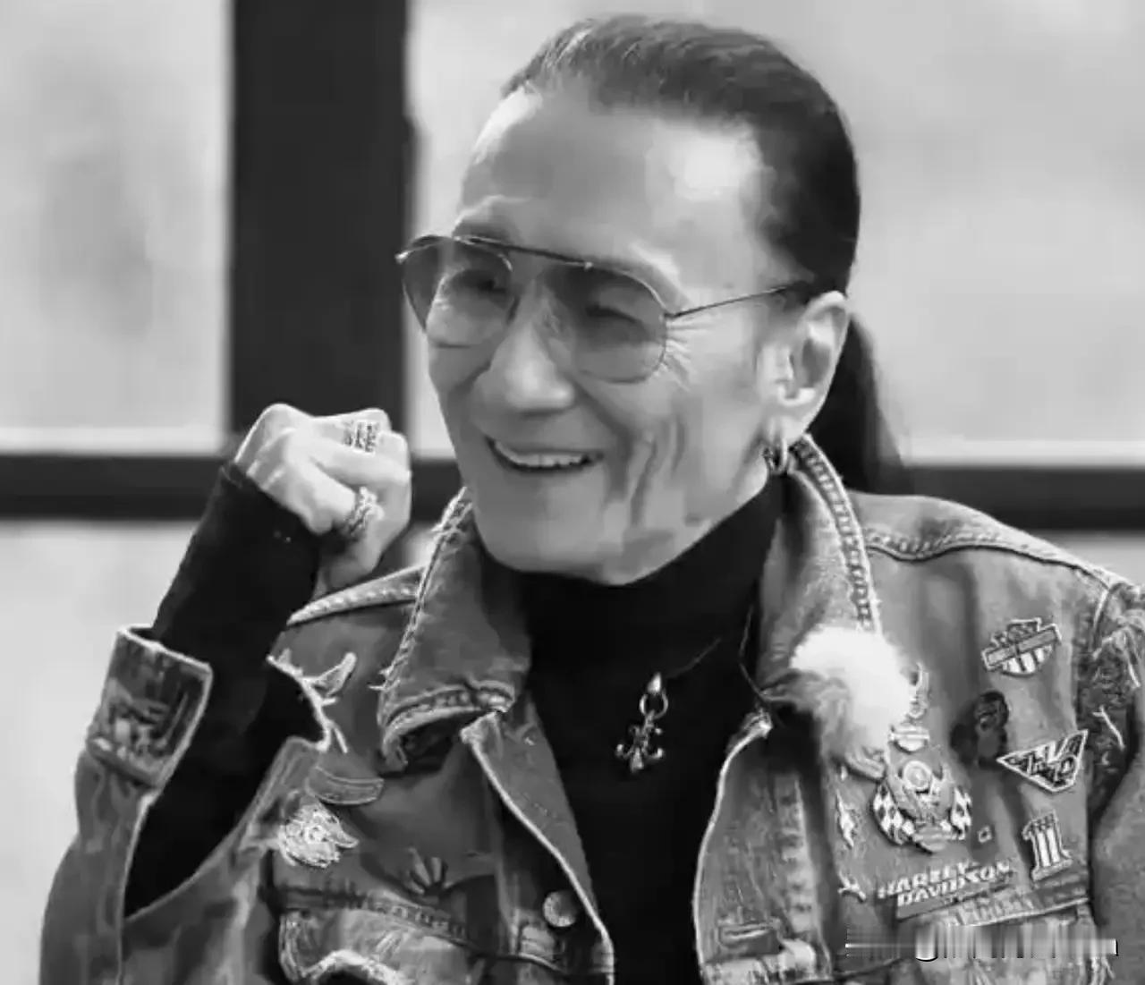 那个梳着标志性的小马尾辫，面带笑容的谢贤走了，89载人生，完美谢幕，从此香江再无