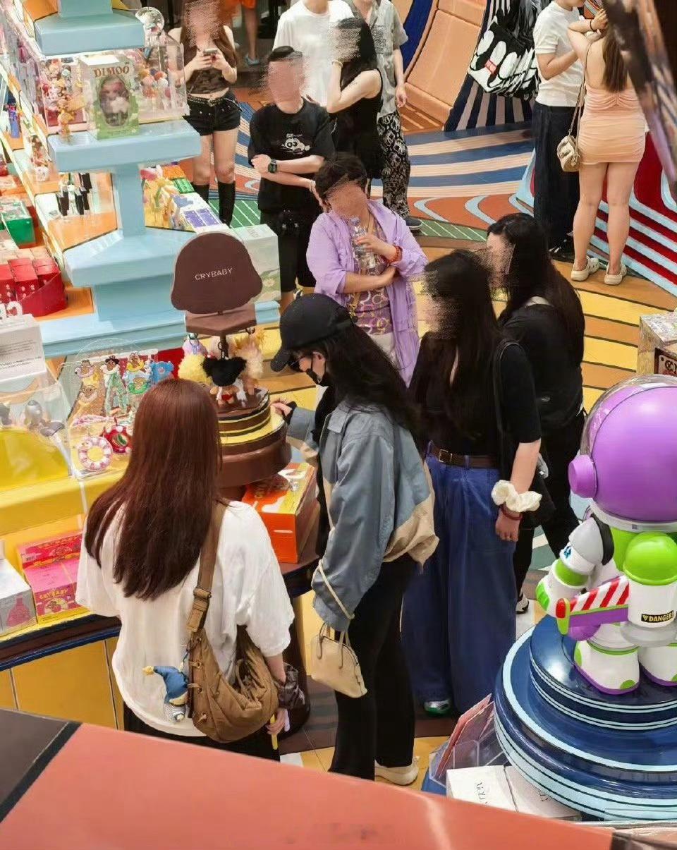网友偶遇刘亦菲泰国逛街刘亦菲泰国逛泡泡玛特偶遇刘亦菲在泰国买泡泡玛特！这颜值是真