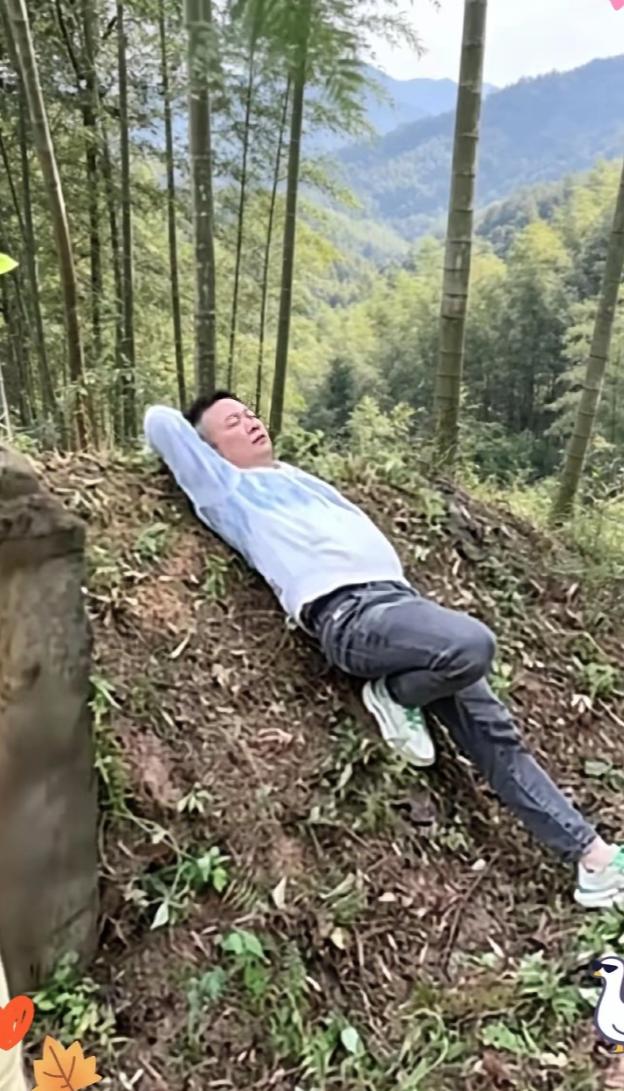 破防了！清明节一中年男子去给父亲上坟，可结束后他并没有直接离开，先是弯下腰，然后