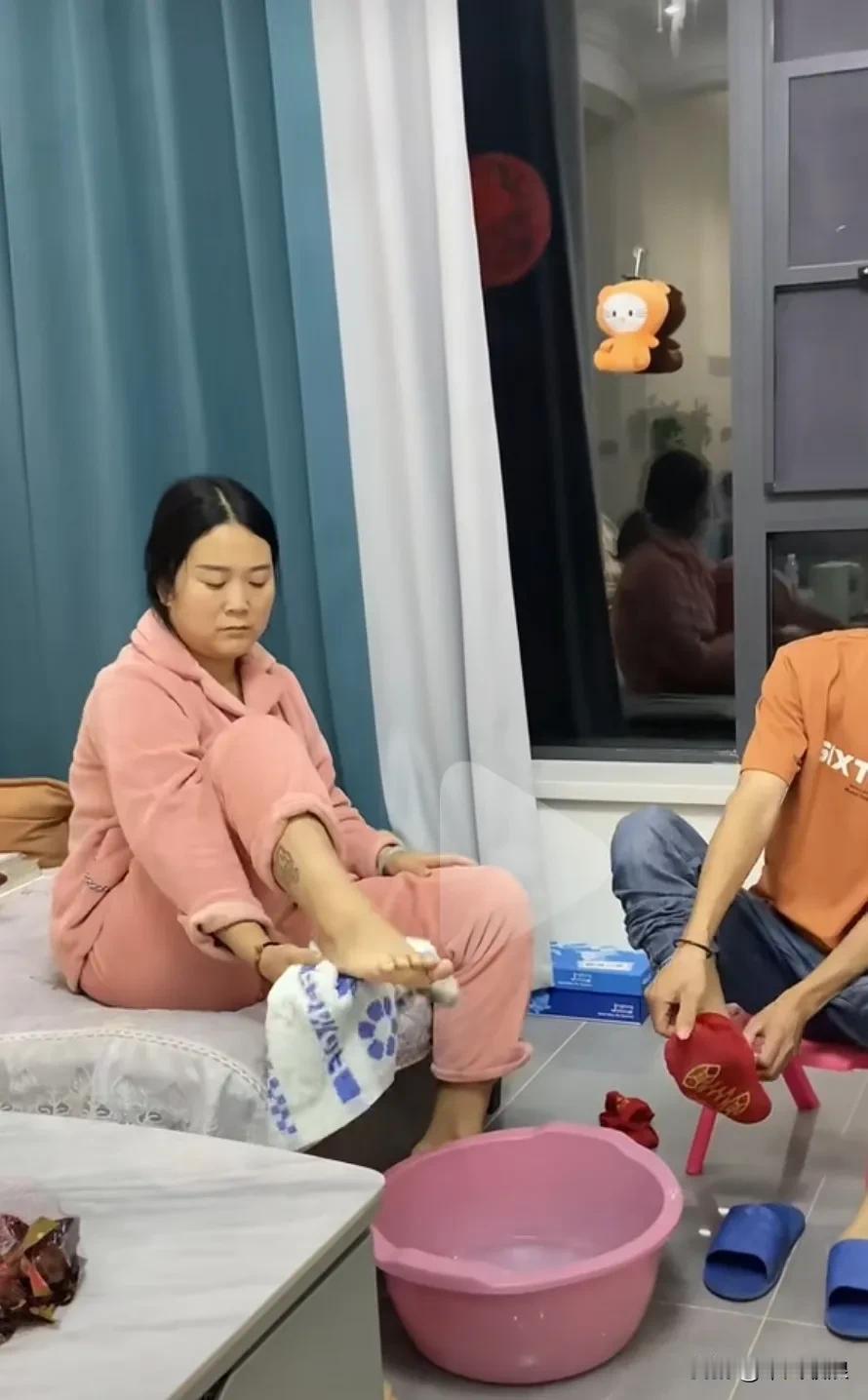夫妻俩冷战妻子不理丈夫，丈夫想洗他洗完的洗脚水，妻子揣起脚盆把水倒掉，然后进房间