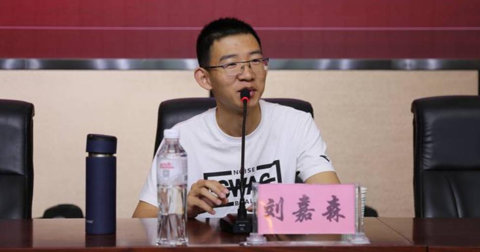 “北大学霸”刘嘉森一语惊人！他说：“我的同学里，父母有钱有势的大有人在，父母是博