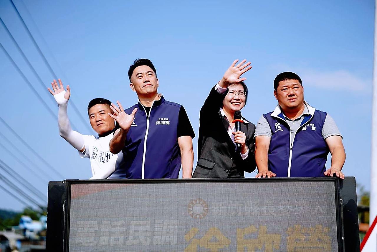 国民党立委、台中市长候选人徐欣莹在脸书发文表示，拜托顾电话到晚上１０点，看着战友