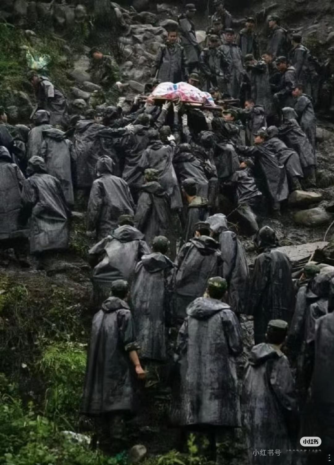17年后看这张照片依然非常震撼人心！2008年那个被阴云笼罩的初夏，都江堰至映秀