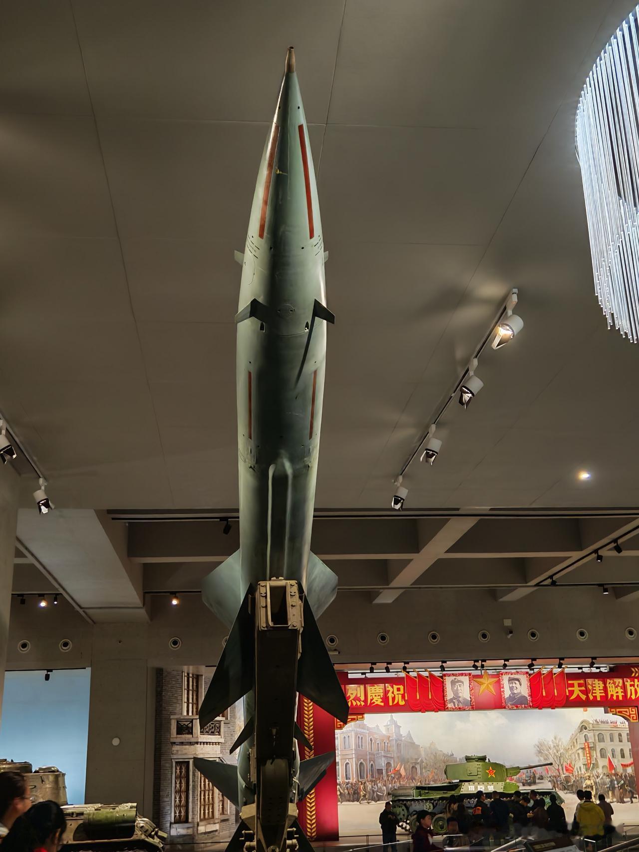 【展馆里的硬核震撼】
逛展撞见这枚导弹🔥 浅绿机身配红纹，线条冷硬得像划破空气