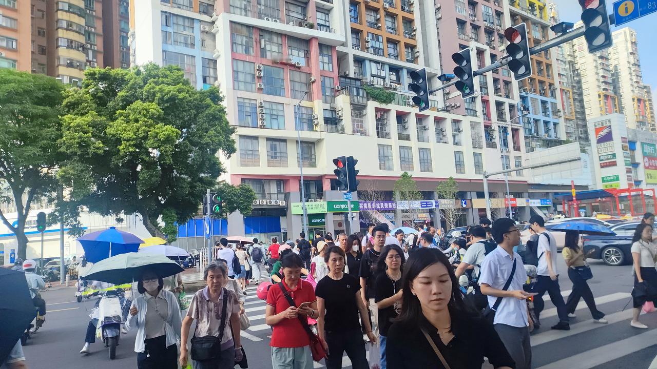 华景路地铁B2口即含南北地铁通道即将开通（即地铁口B1与B2联通）
中山大道与天