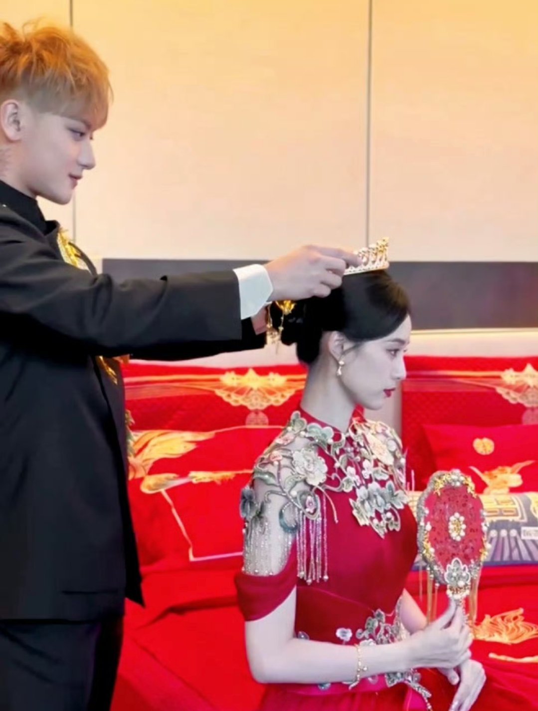 黄子韬徐艺洋中式敬茶婚服，专门找设计师兰玉定制的 和西式礼服比 更喜欢中式的哈哈