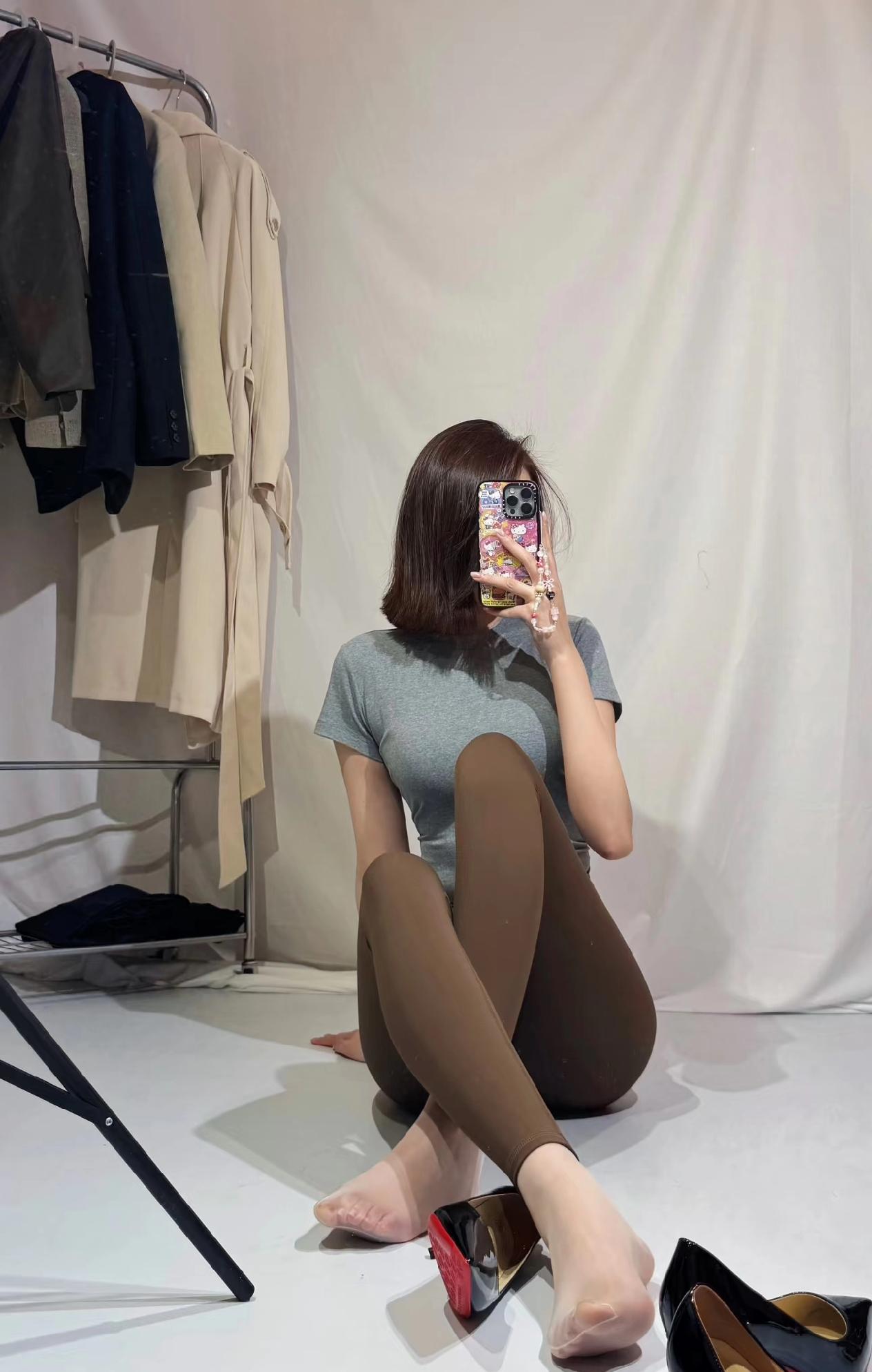 首先，塑形显线条，紧身裤能完美勾勒出健身练就的翘臀、细腿，每一寸肌肉线条都清晰可