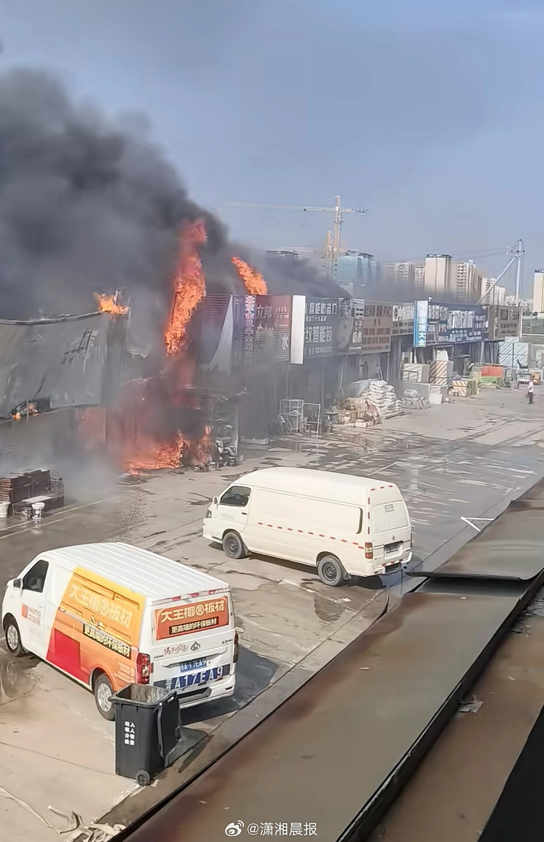【太原一#装饰市场早间起火多家商铺被烧#，#商户称装饰市场起火时未营业#，当地：
