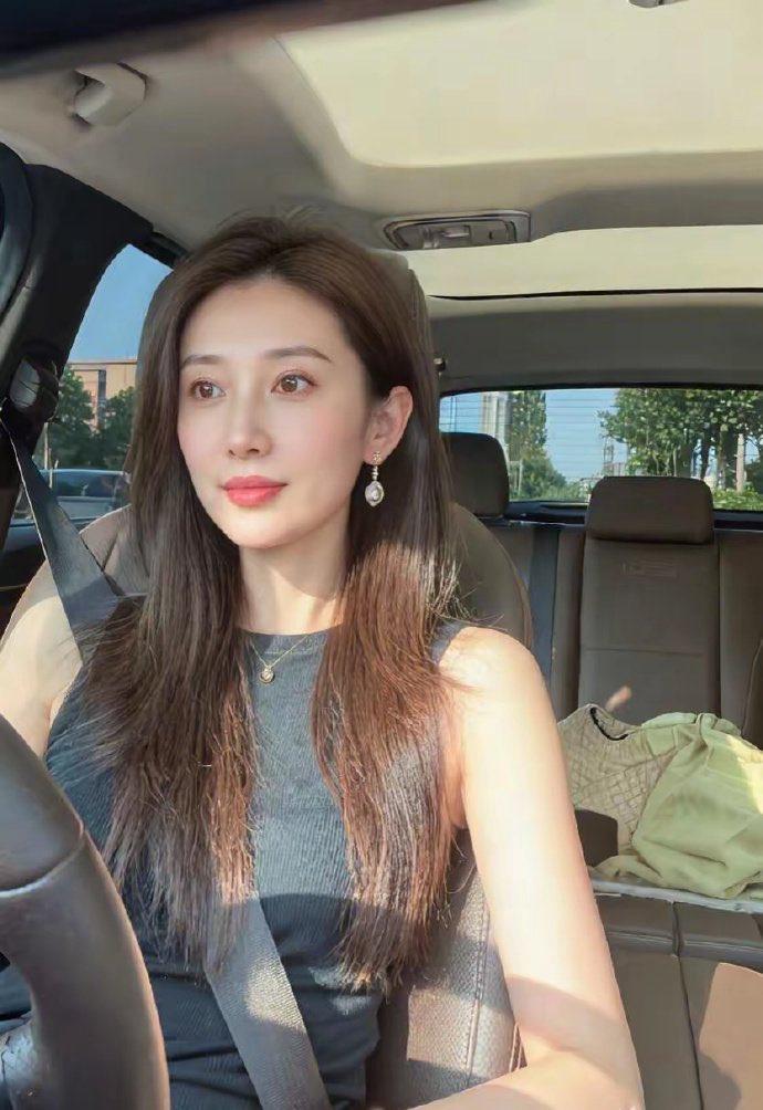 这才是岁月的感觉，
为什么打架都觉得高圆圆越来越好看，
因为她有那种气质。